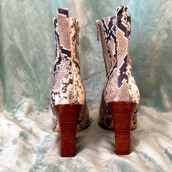Bleecker & Bond “Kailey” Faux Snake Skin Wedge Leather Booties Women’s Size 8 - Picture 3 of 8